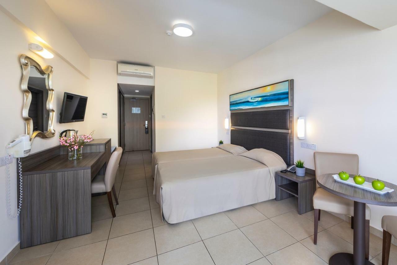 Double or Twin Room Side Sea View