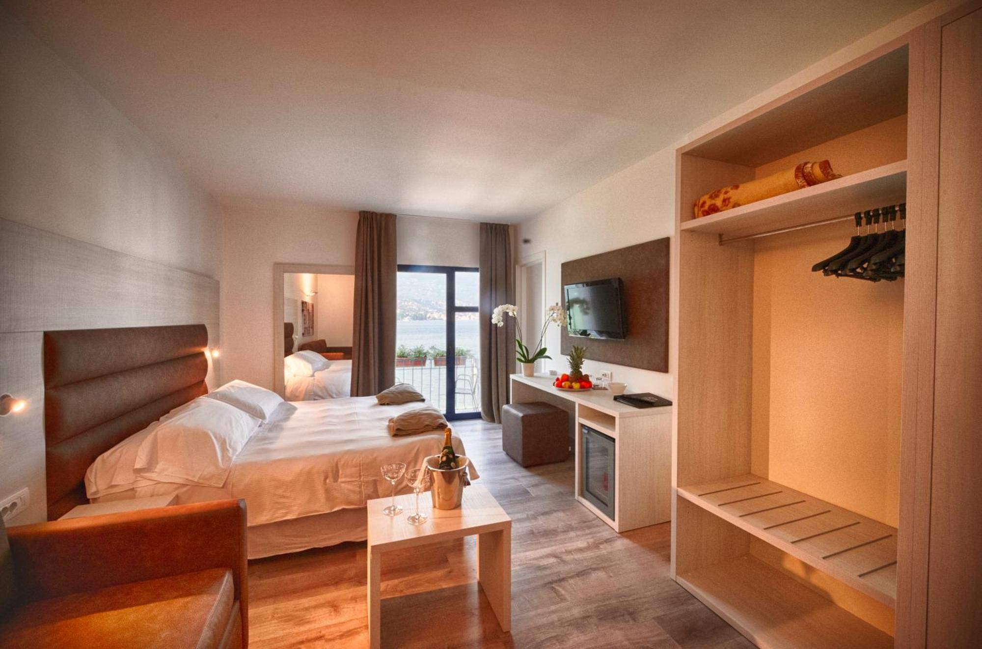 Deluxe Double or Twin Room Lake View