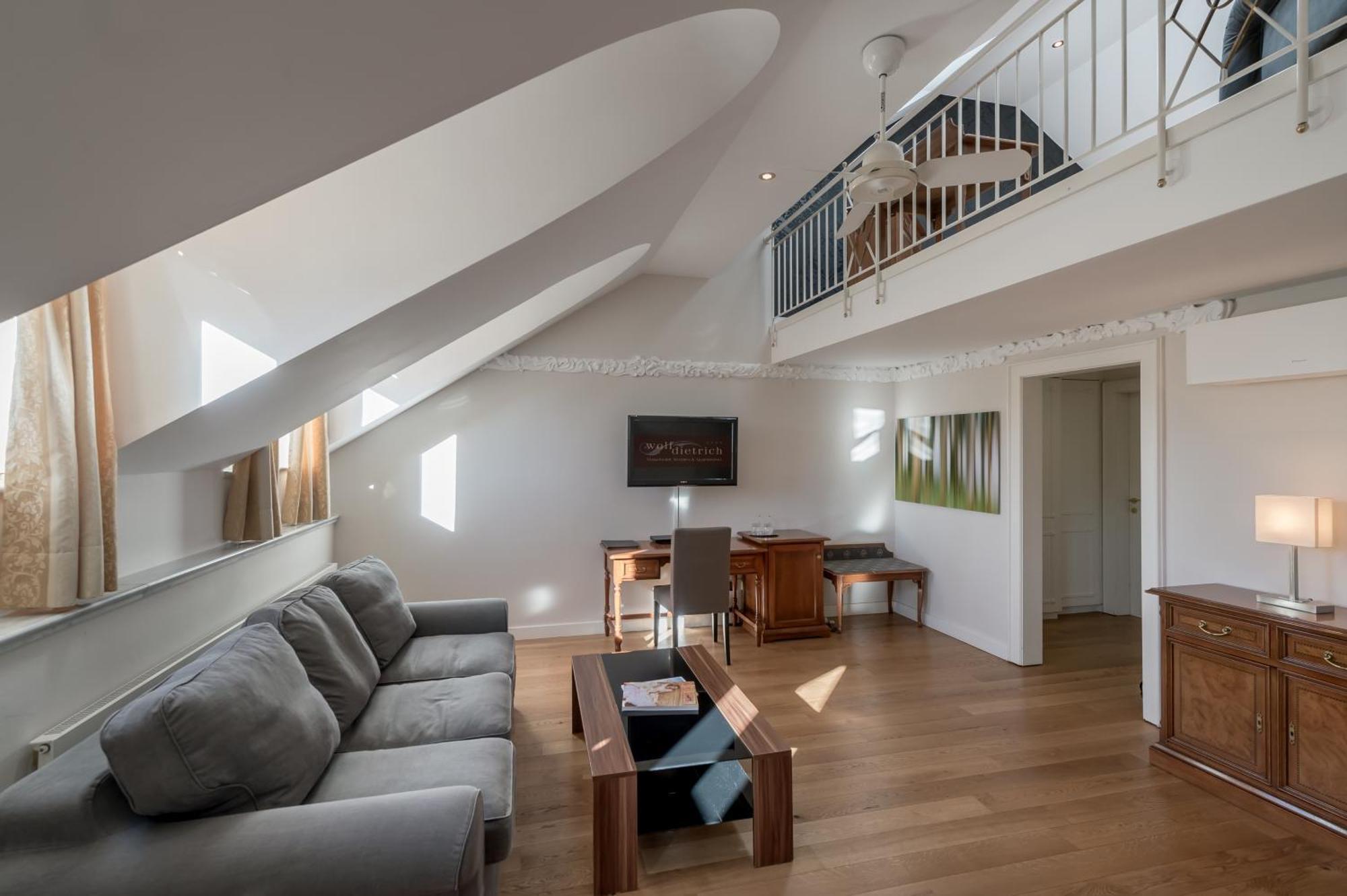 Gallery Suite (Annex)