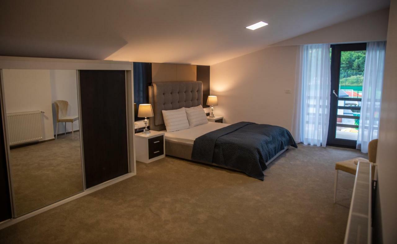 Chambre Lit Queen-Size - Vue sur Piscine