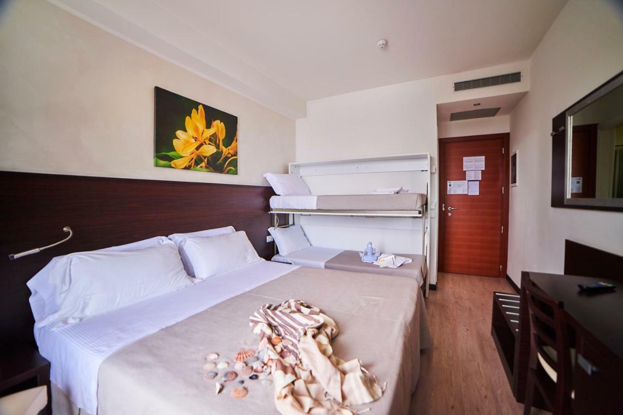 Classic Double or Twin Room Partial Sea View,909811969:JPEG