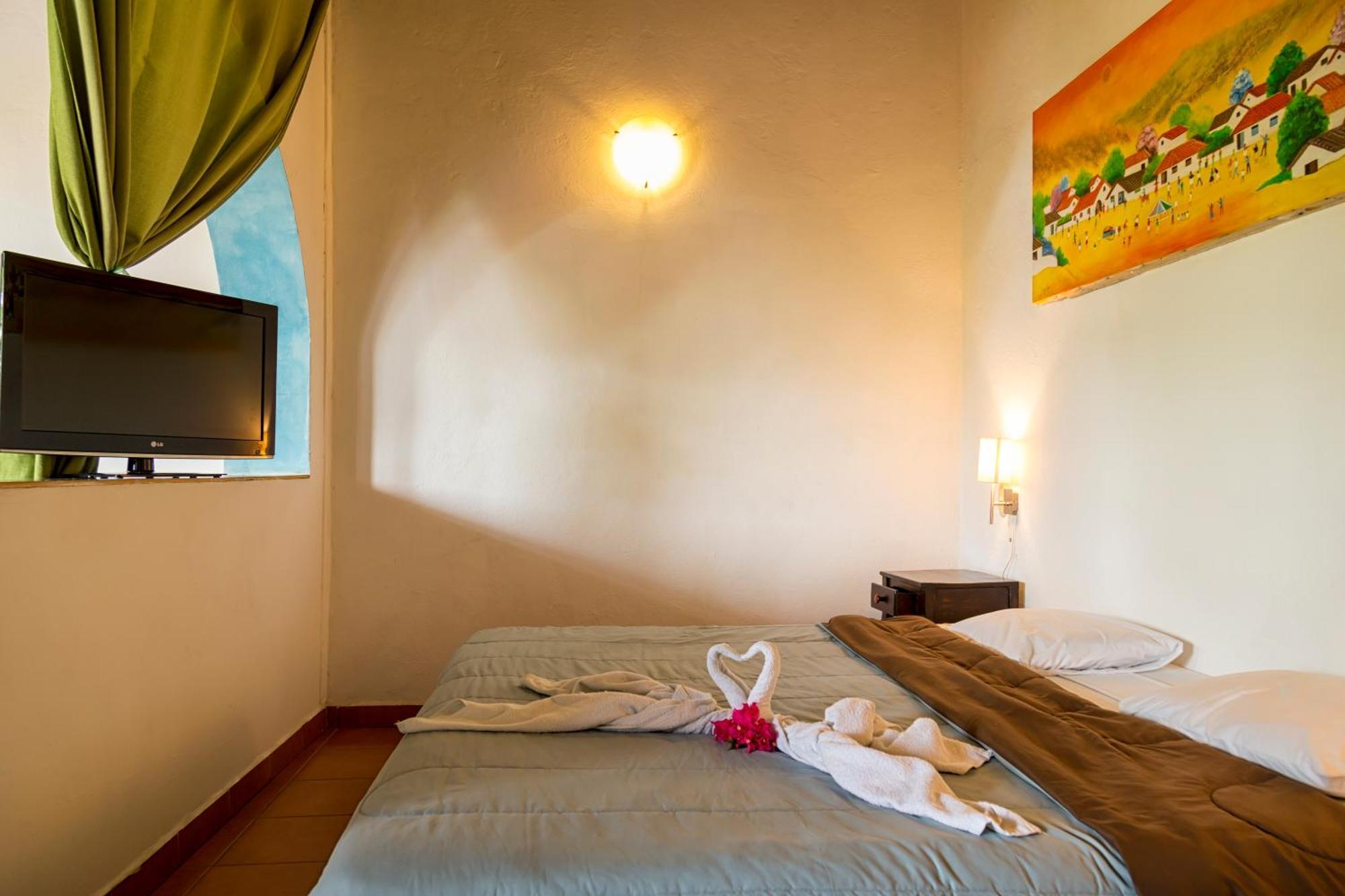Habitación con cama extragrande.
