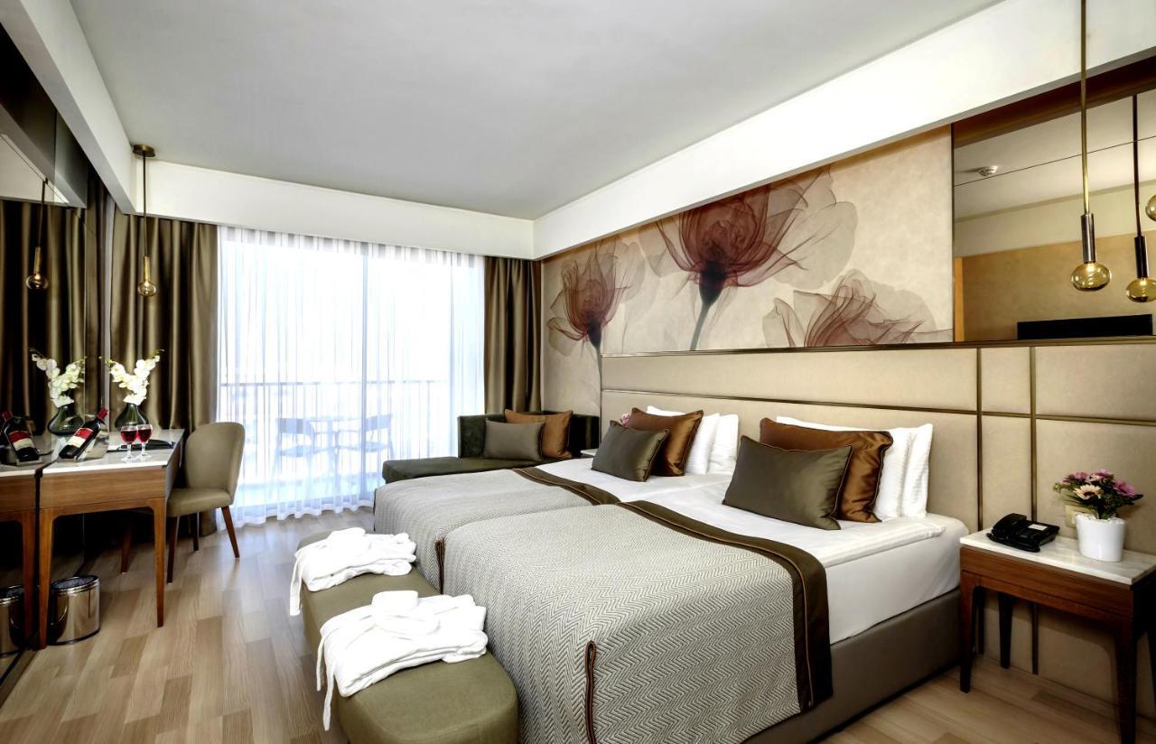 Deluxe Swim-Up Room