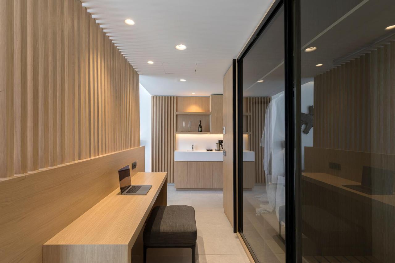 Premium Swim Up Suite