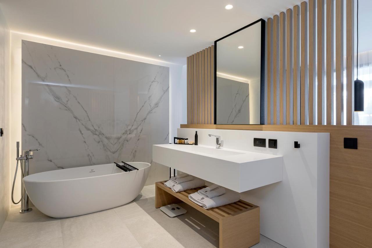 Superior Swim up Suite