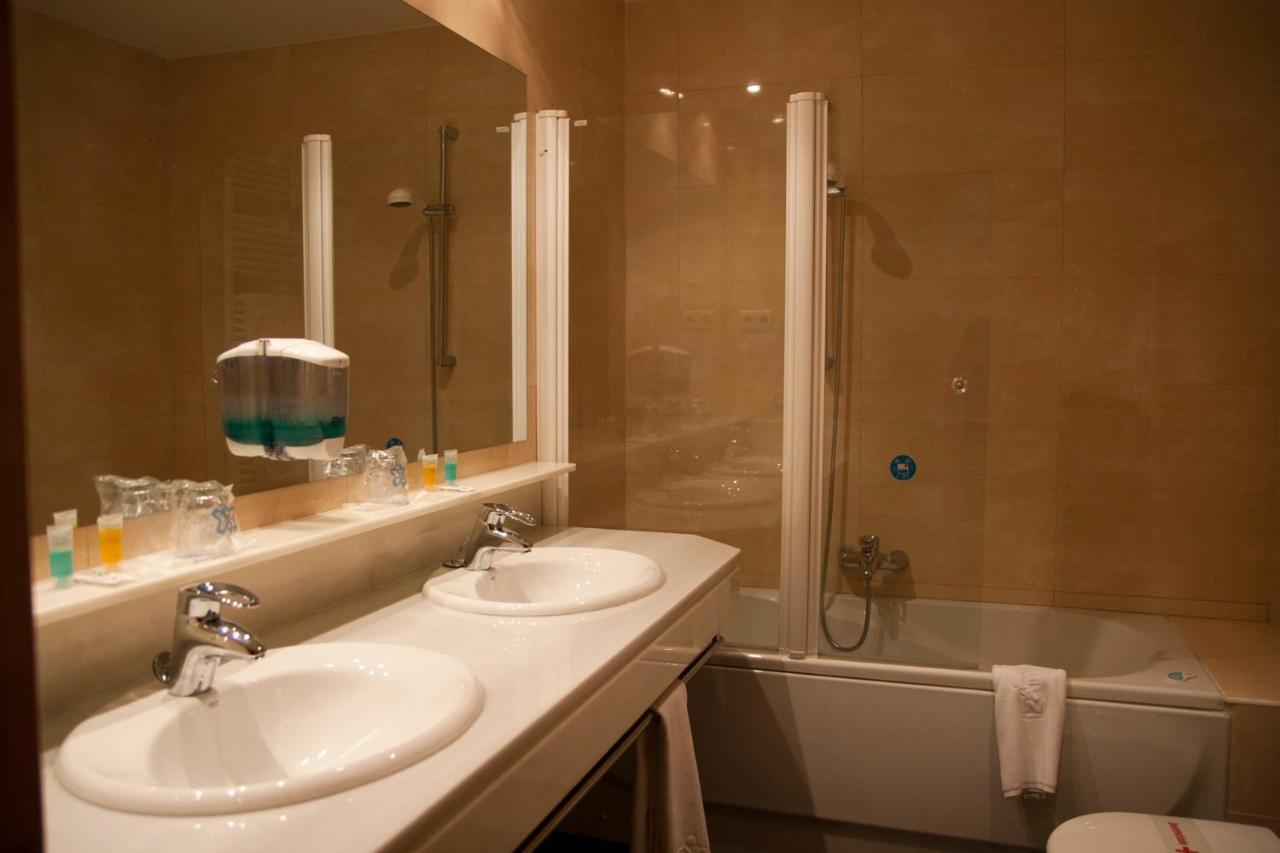 Standard Double Suite,942517412:JPEG