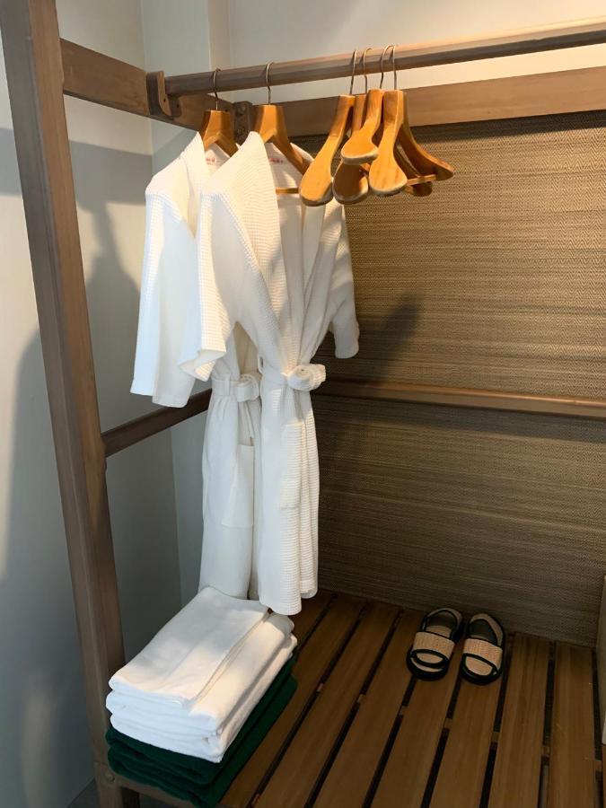 Thailändisches Doppelzimmer im regionalen Stil mit Balkon
