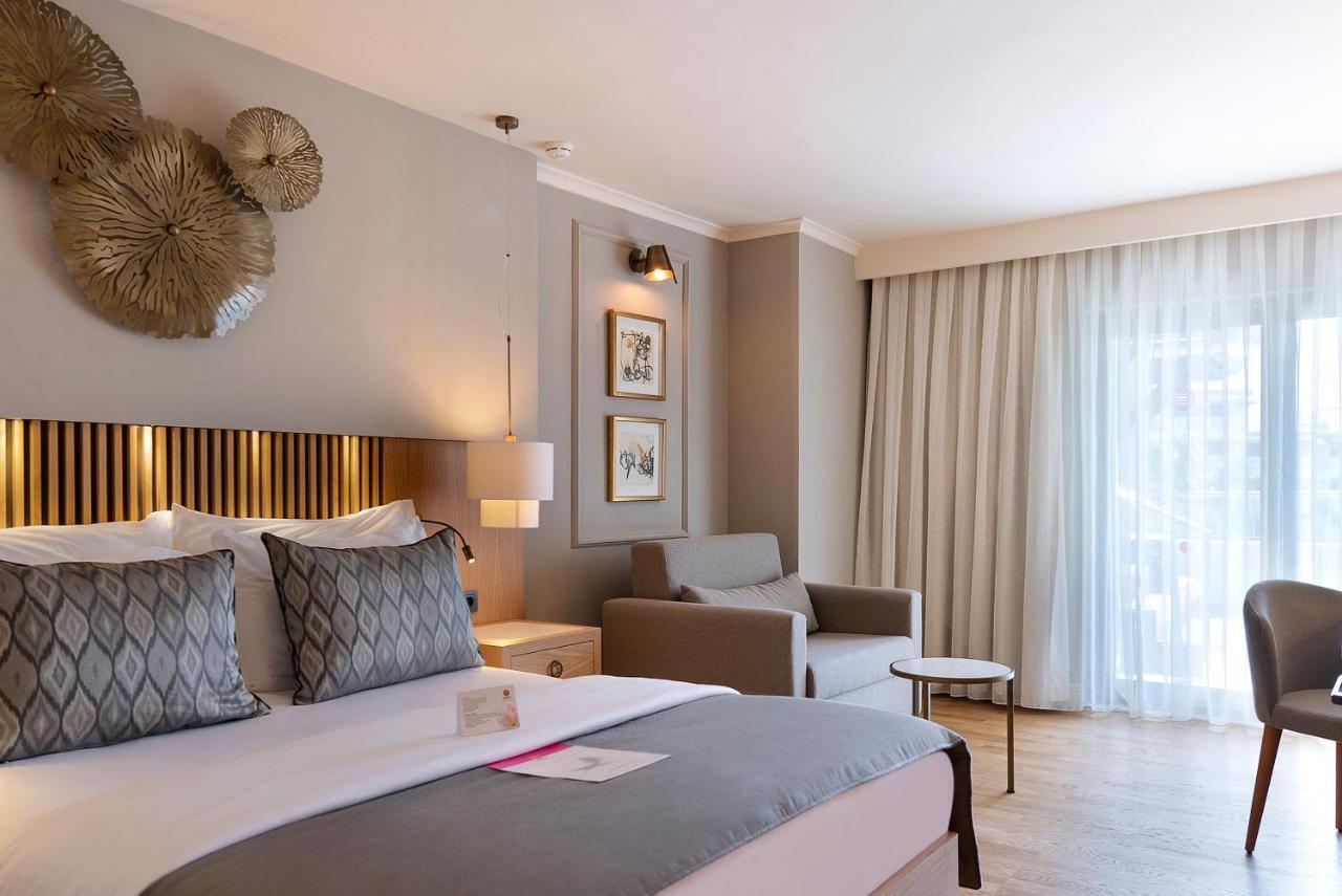 Superior-kamer met een bubbelbad op het balkon