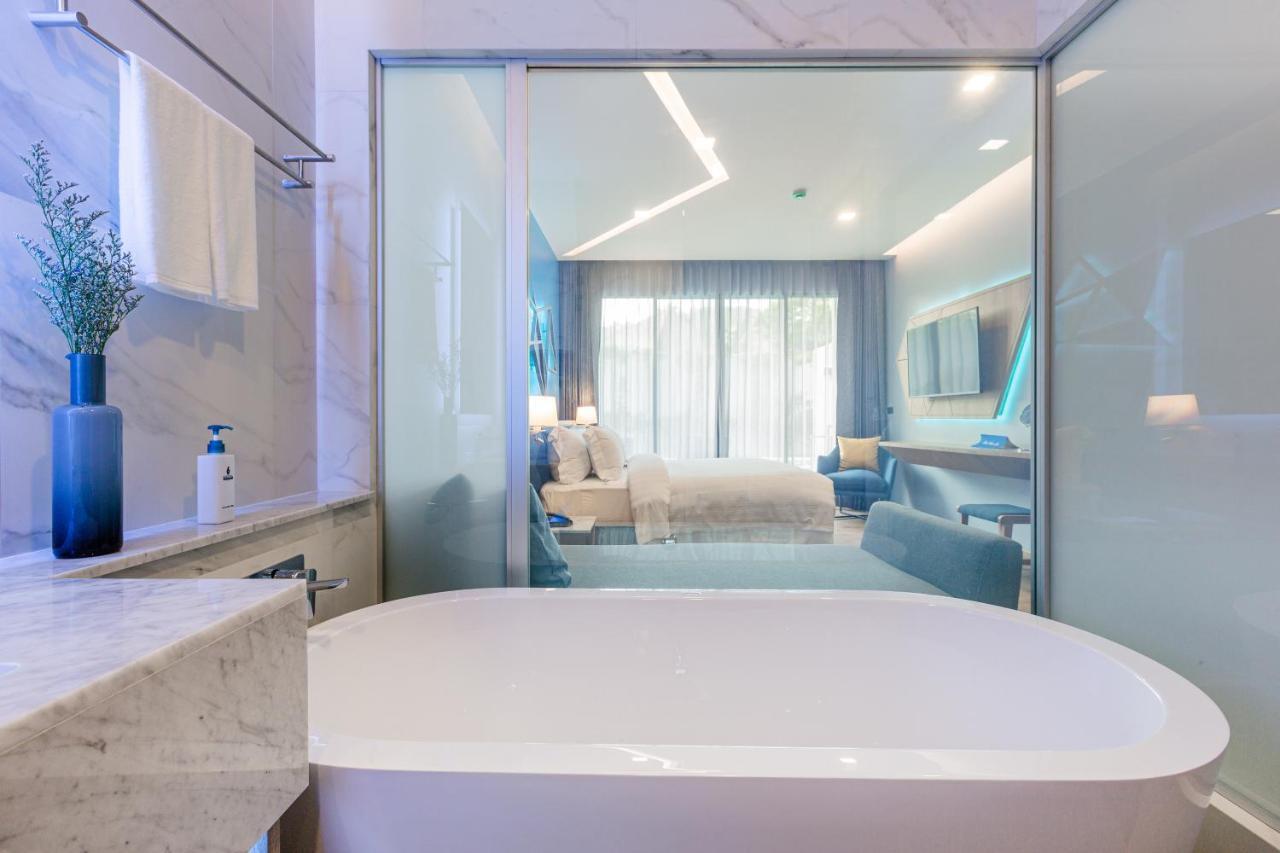 Deluxe Pool Facing