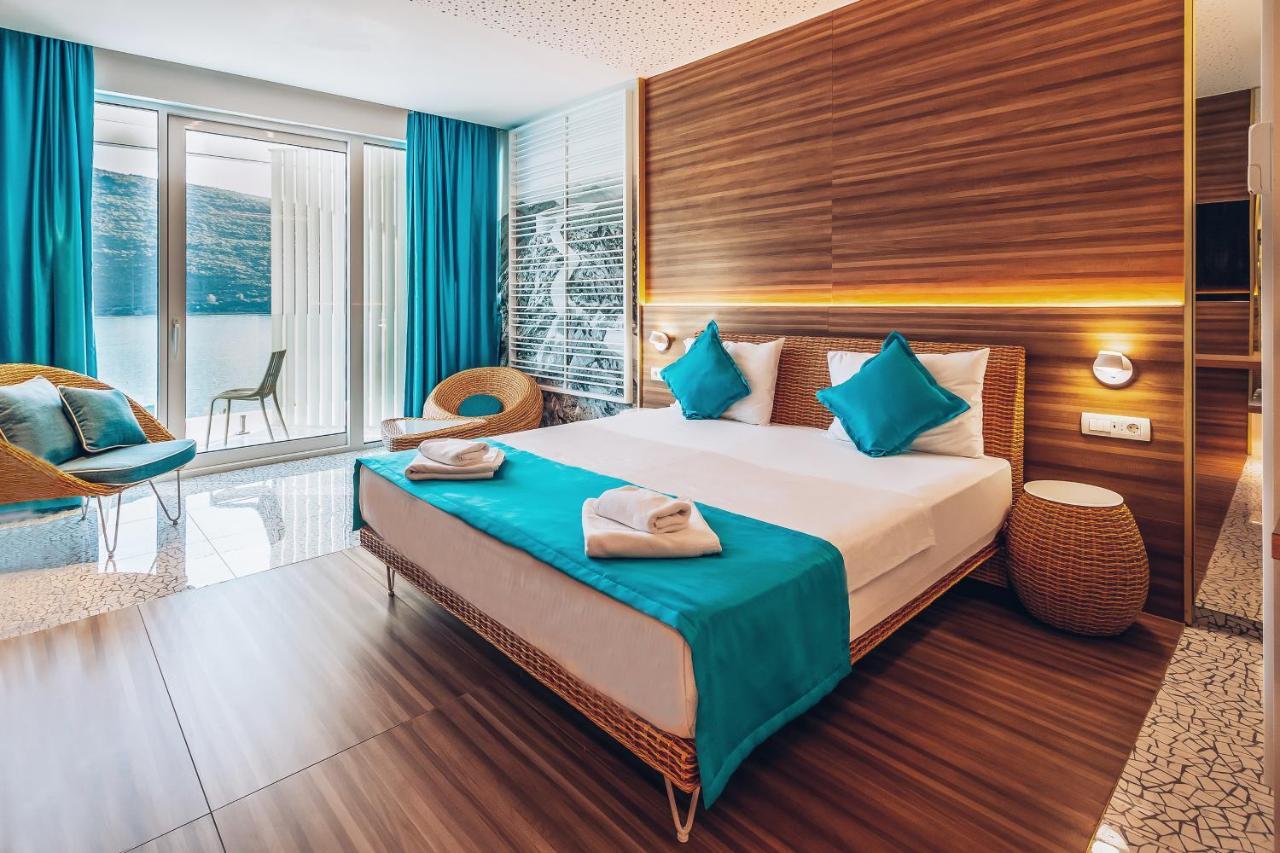 Deluxe Double Room with Balcony and Side Sea View