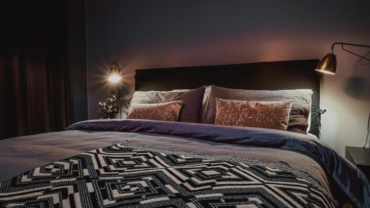 Habitación con cama extragrande y balcón