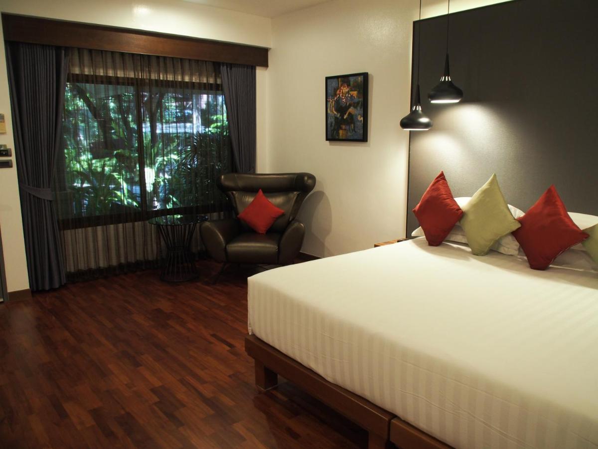 Bungalow Pool View King Bed