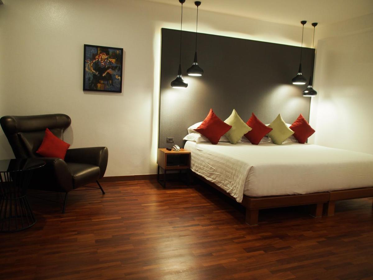 Bungalow Pool View King Bed
