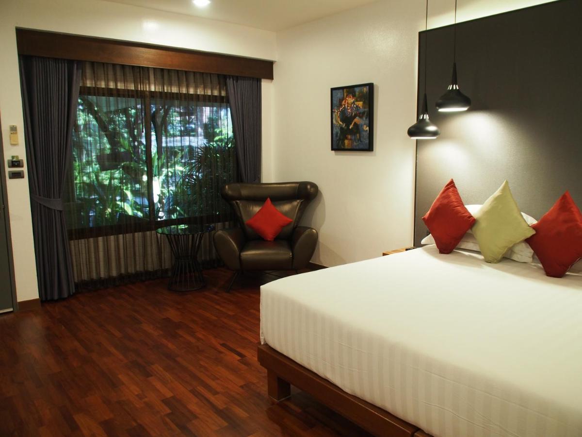 Bungalow Pool View King Bed