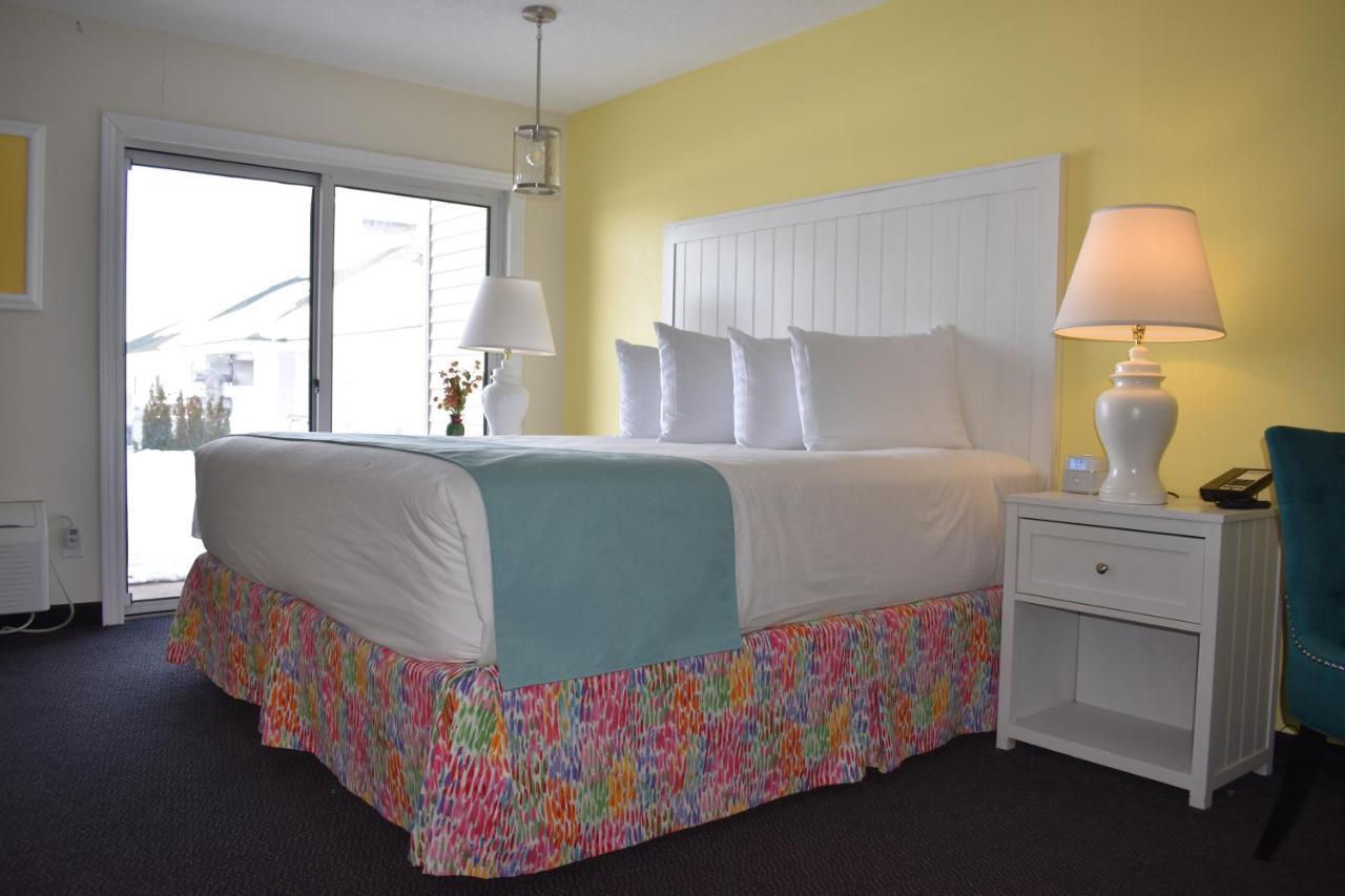 King Room with Spa Bath and Partial Lake View