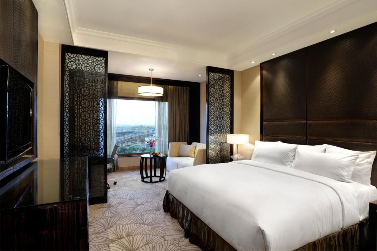 Standard King Room Lounge Access