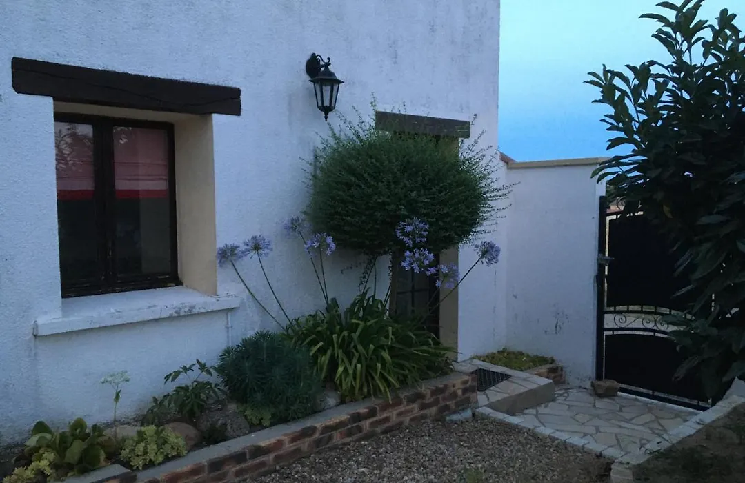 maison blanche piscine et petit déjeuner-1