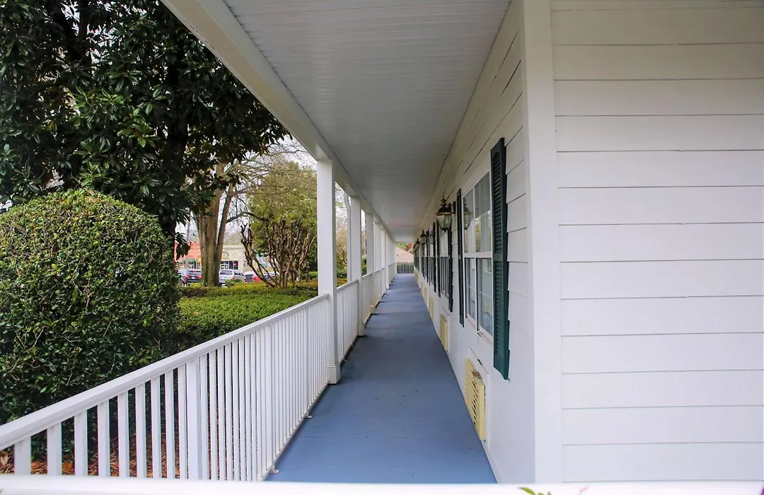 Quality Inn Fayetteville Near Historic Downtown Square-1