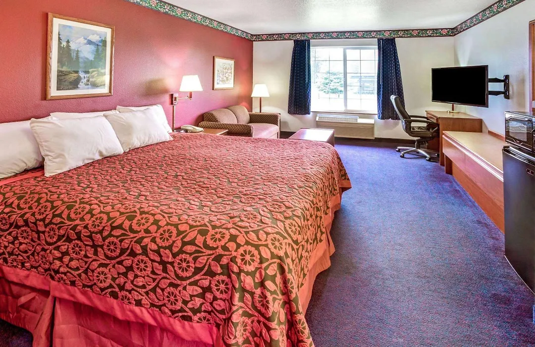 Days Inn & Suites By Wyndham Gresham-1