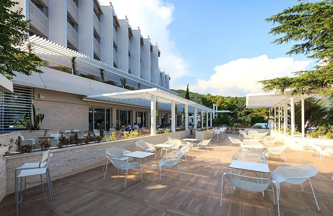 Carine Hotel Delfin-1