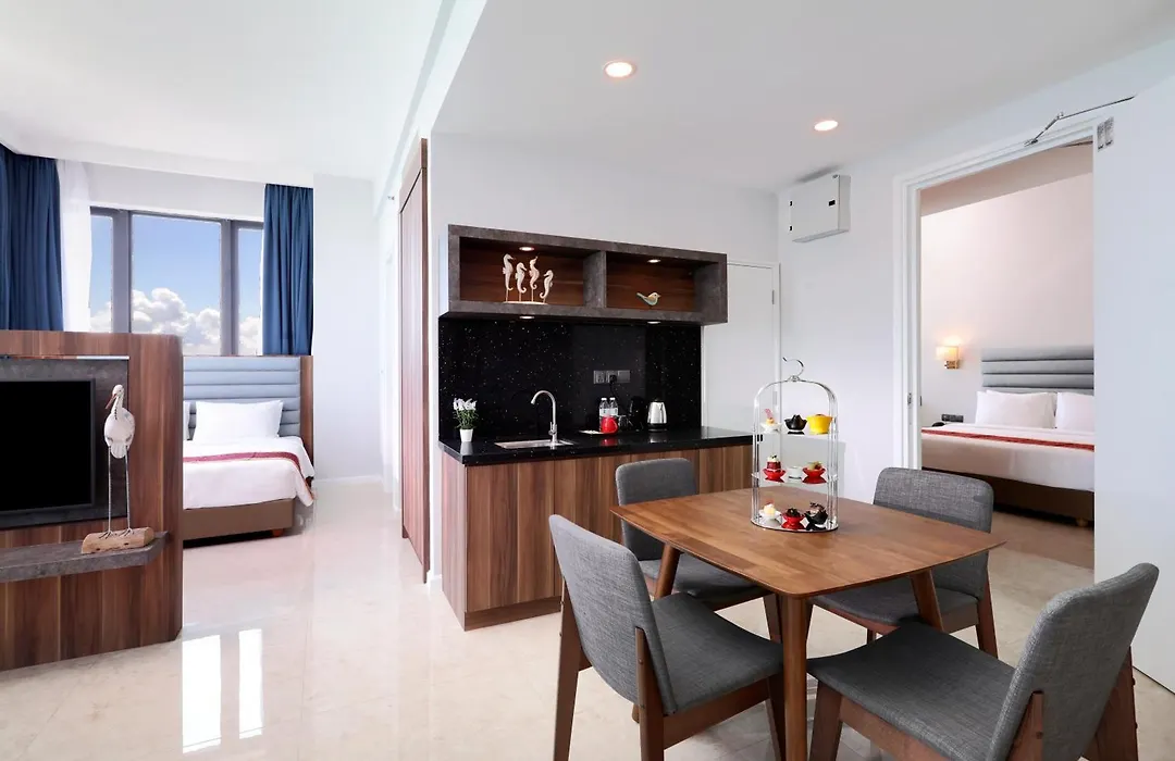 Hompton Hotel By The Beach-1