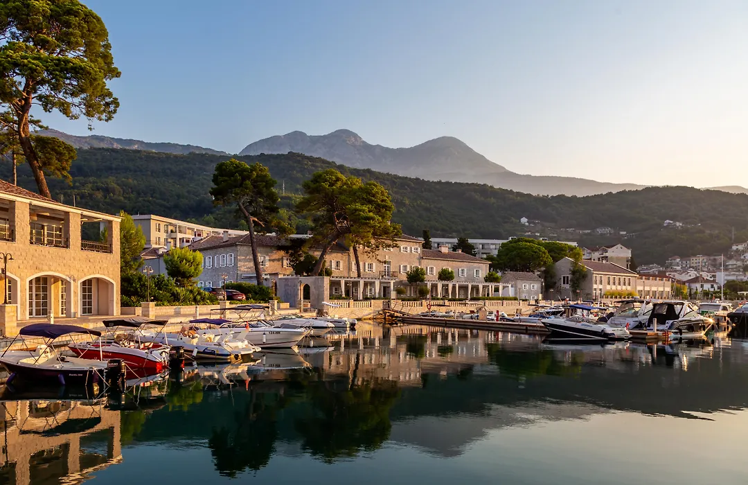Lazure Hotel&Marina-1