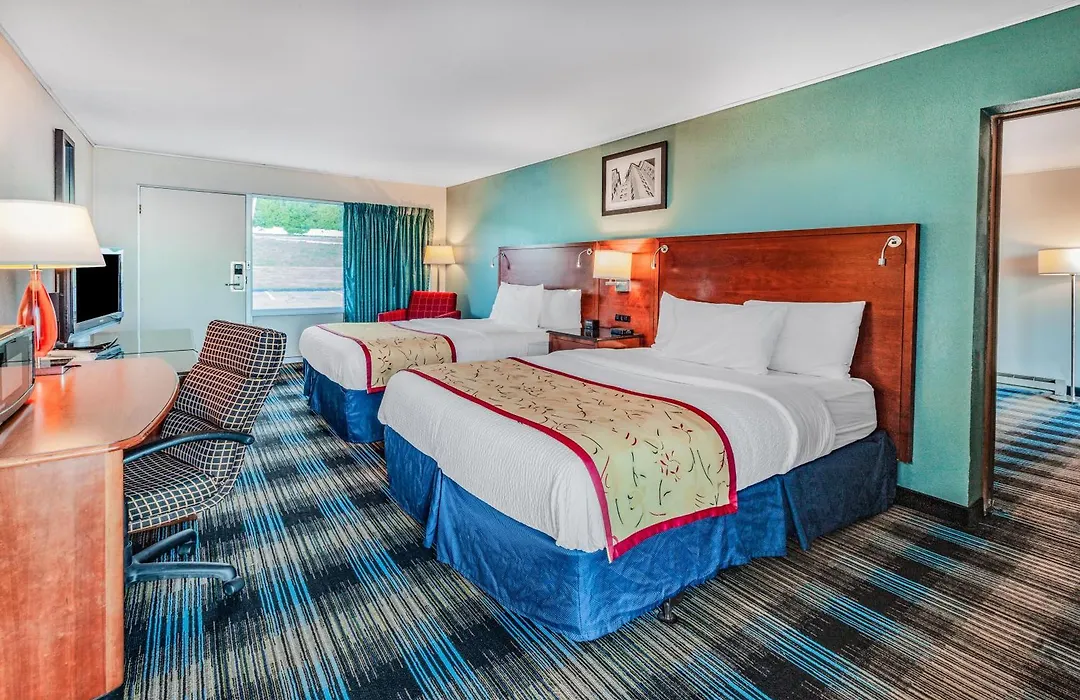 Days Inn & Suites By Wyndham St. Ignace Lakefront-1