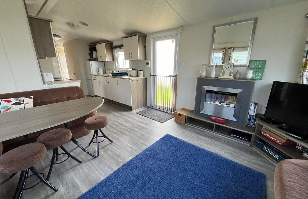 Ormesby Beach Haven: Pet-Friendly Family Retreat-1