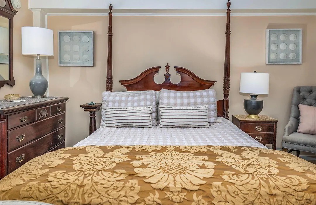 Holiday Guest House Bed & Breakfast-1