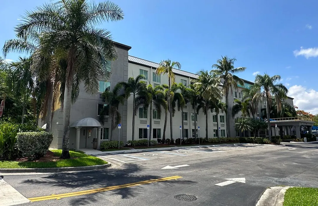 La Quinta Inn & Suites By Wyndham Sawgrass-1