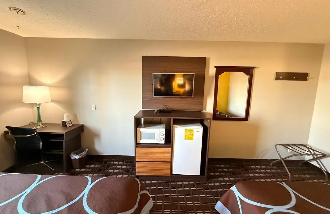 Super 8 By Wyndham Reedsburg-1