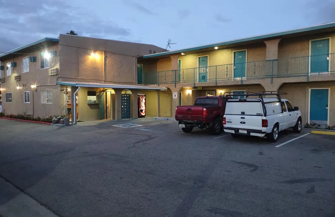 Crzy 8 Motel-1