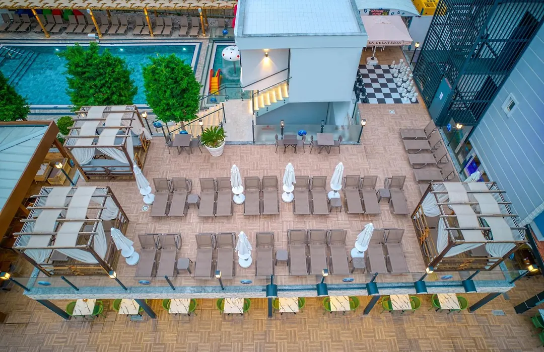 Club Big Blue Suit Hotel-1