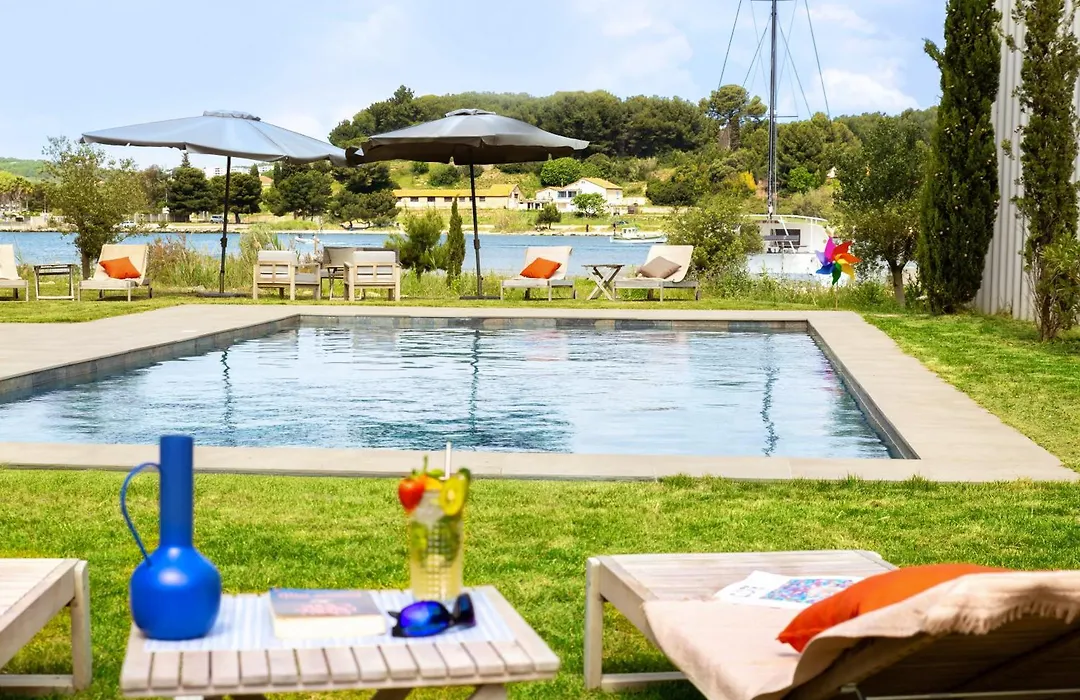 Golden Tulip Hotel & Rooftop Martigues Provence-1