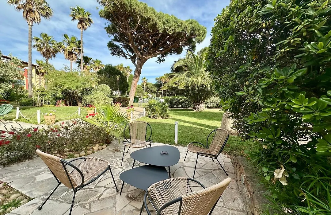 LA BADINE Appartement rénové Haut de game et Parc Prestations Premiumamme avec Climatisation Vue Pisc-1