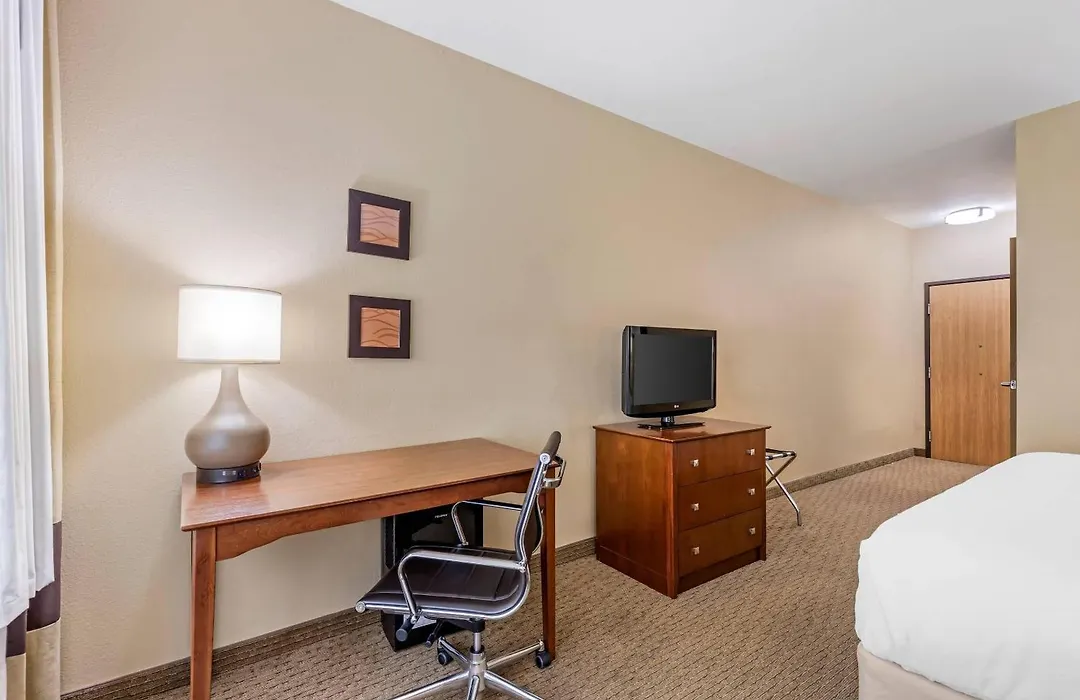 Comfort Inn & Suites East Moline Near I-80-1