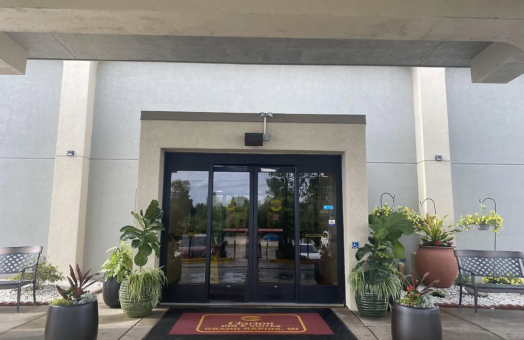 Clarion Inn & Suites Grand Rapids Airport-1