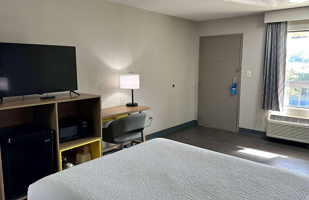 Days Inn By Wyndham Columbia Ne Fort Jackson-1