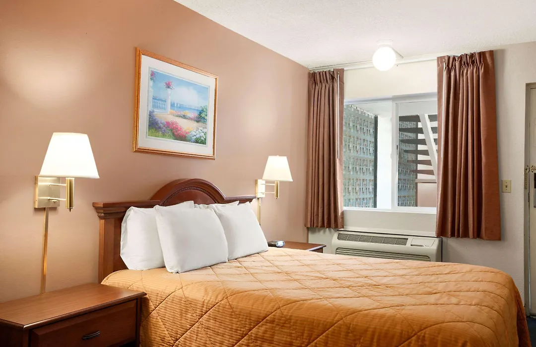 Travelodge By Wyndham Bakersfield-1