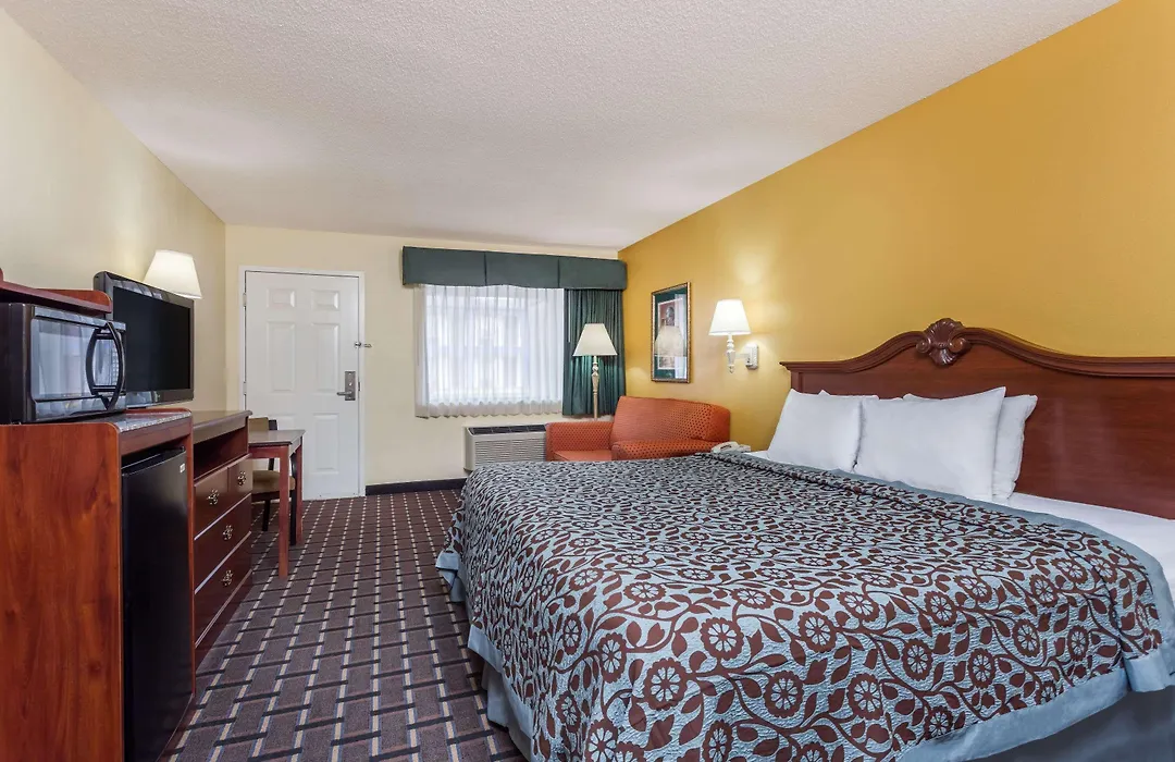Days Inn & Suites By Wyndham Warner Robins Near Robins Afb-1