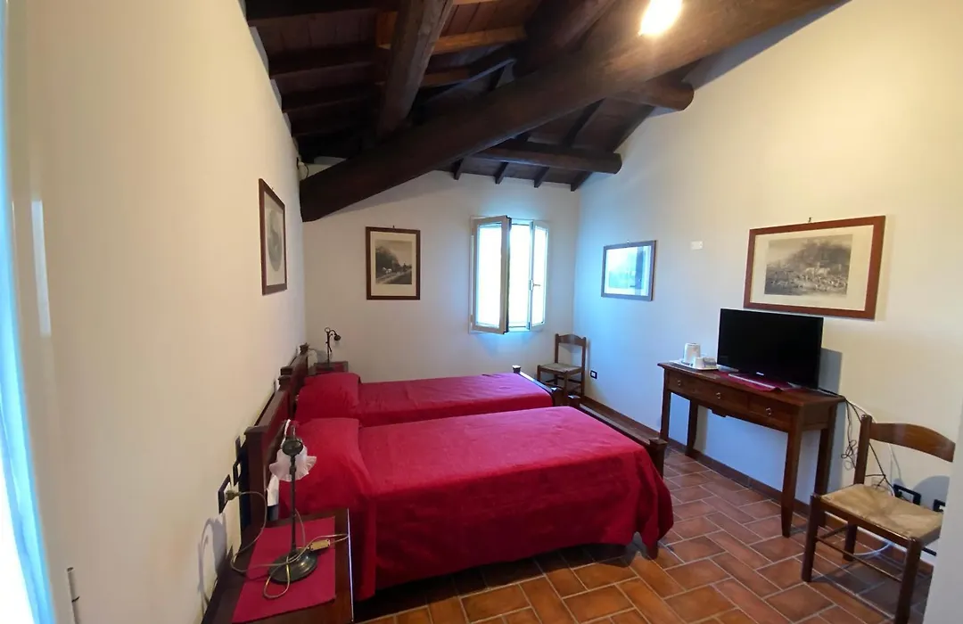 Agriturismo con piscina immerso nella natura La Bisa-1