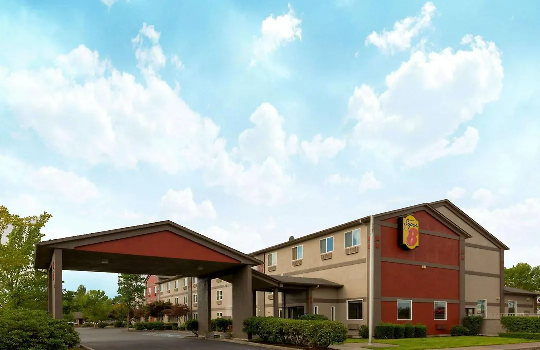 Super 8 By Wyndham Woodburn-1