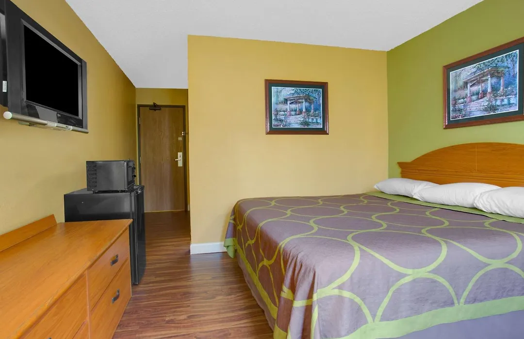 Super-8-Gainesville-I-75-Hospital-University-Area-1
