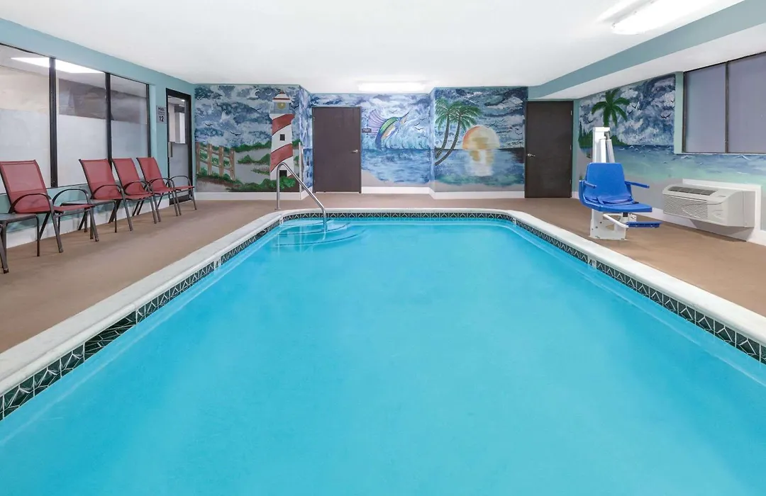Super 8 By Wyndham Victoria/North/Mall Area-1