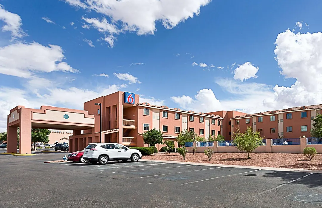 Motel 6-Page, Az-1