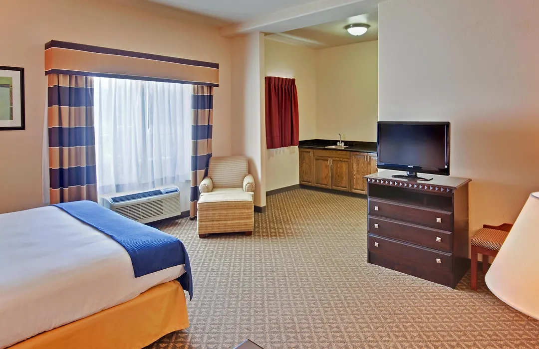 Holiday Inn Express Delano Highway 99 By Ihg-1