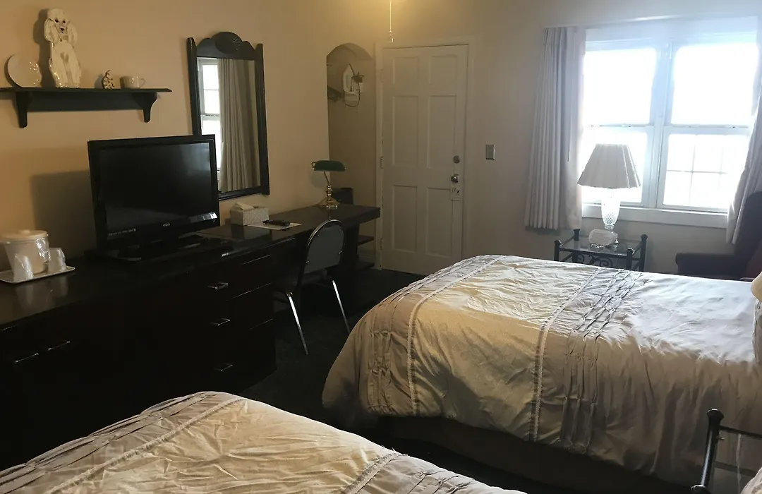 Longhouse Lodge Motel-1