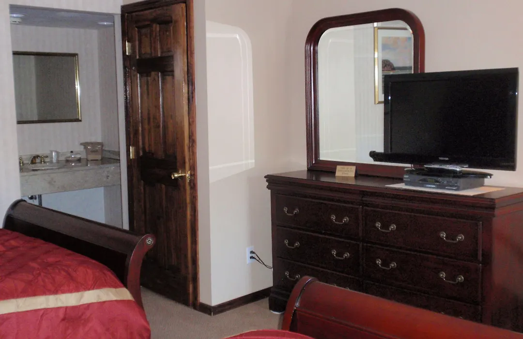 Chalet Inn & Suites-1