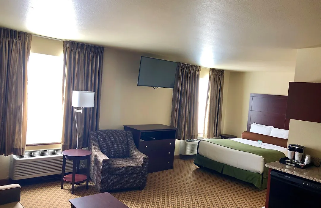 Cobblestone Hotel & Suites Pulaski/Green Bay-1