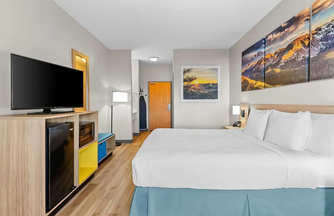 Days Inn & Suites By Wyndham Castle Rock-1